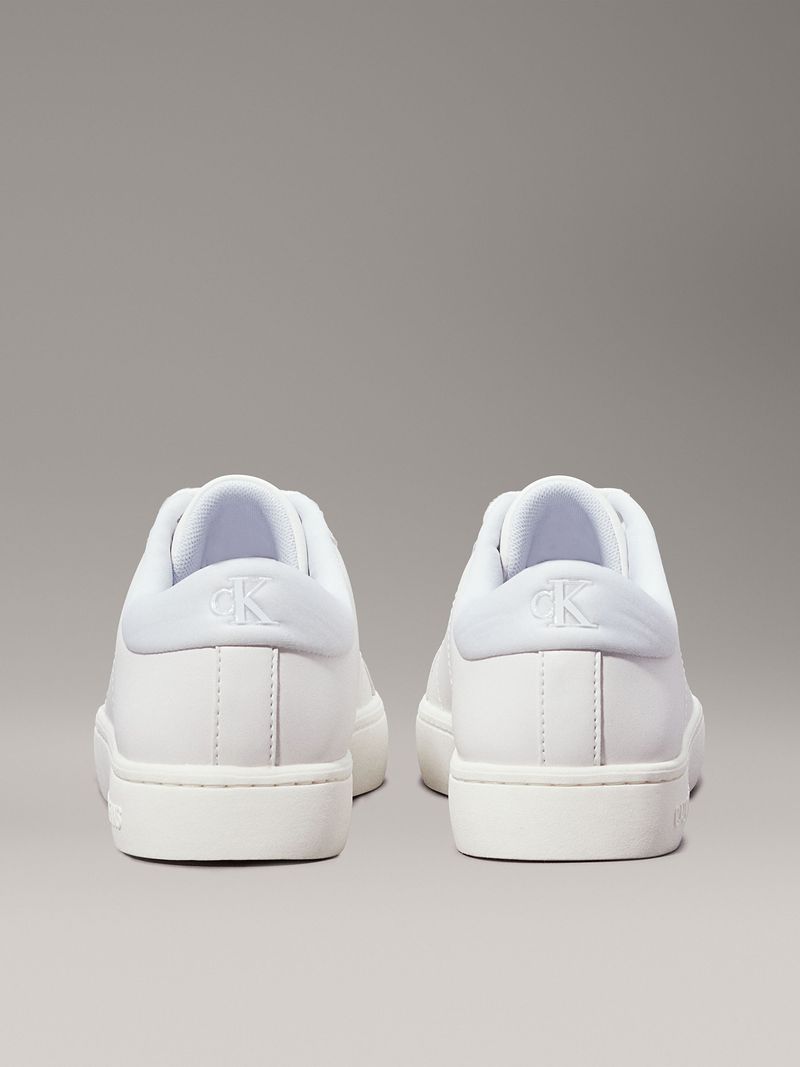 Zapatillas-blancas-Calvin-Klein-Jeans-de-estilo-casual-con-logo-lateral-en-relieve