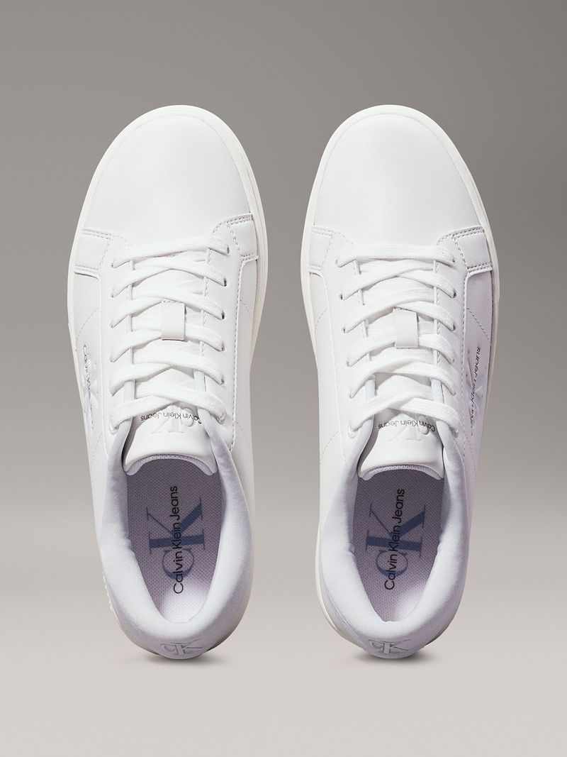 Zapatillas-blancas-Calvin-Klein-Jeans-de-estilo-casual-con-logo-lateral-en-relieve