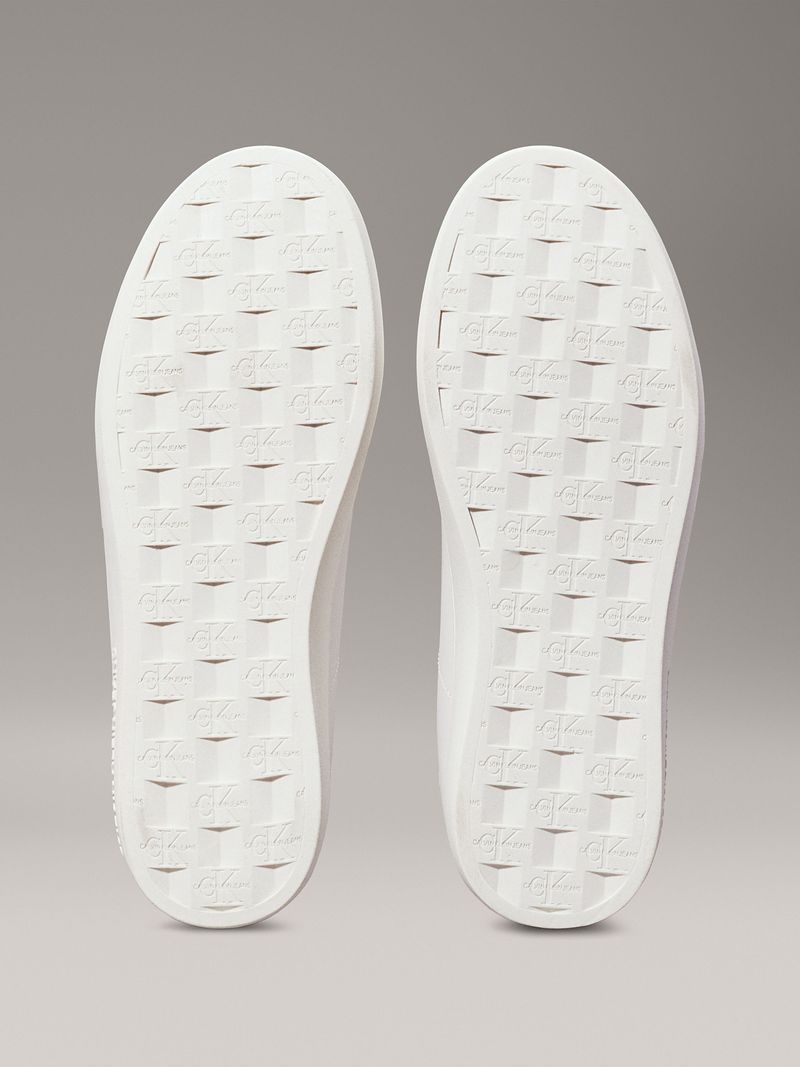 Zapatillas-blancas-Calvin-Klein-Jeans-de-estilo-casual-con-logo-lateral-en-relieve