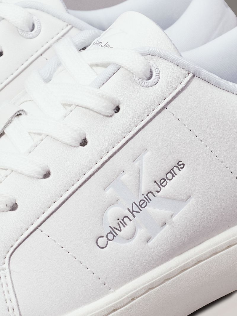Zapatillas-blancas-Calvin-Klein-Jeans-de-estilo-casual-con-logo-lateral-en-relieve