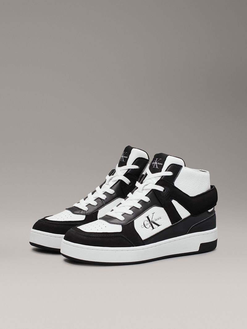 Zapatillas-deportivas-de-caña-media-en-blanco-y-negro-con-logo-de-Calvin-Klein-Jeans-en-el-lateral.