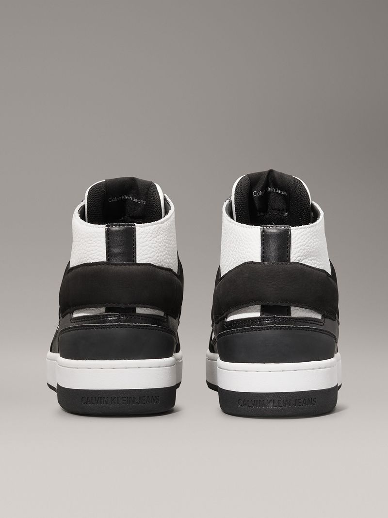 Zapatillas-deportivas-de-caña-media-en-blanco-y-negro-con-logo-de-Calvin-Klein-Jeans-en-el-lateral.