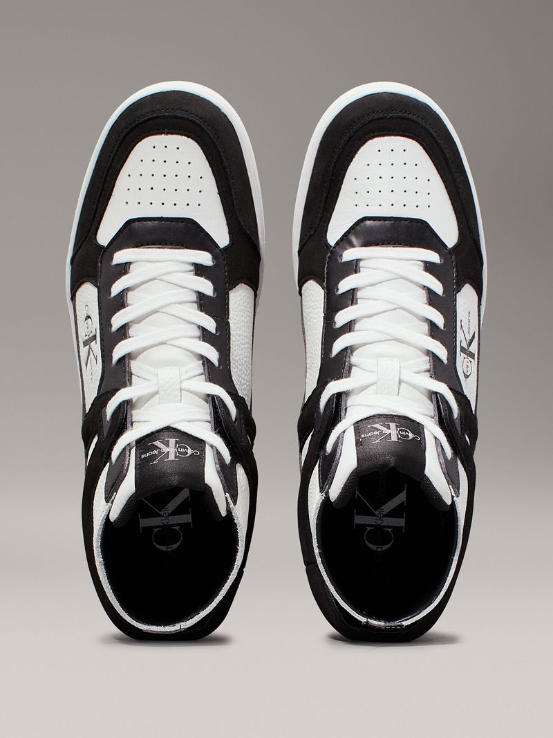 Zapatillas-deportivas-de-caña-media-en-blanco-y-negro-con-logo-de-Calvin-Klein-Jeans-en-el-lateral.