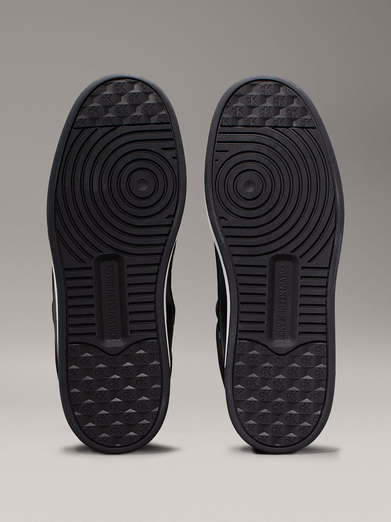 Zapatillas-deportivas-de-caña-media-en-blanco-y-negro-con-logo-de-Calvin-Klein-Jeans-en-el-lateral.