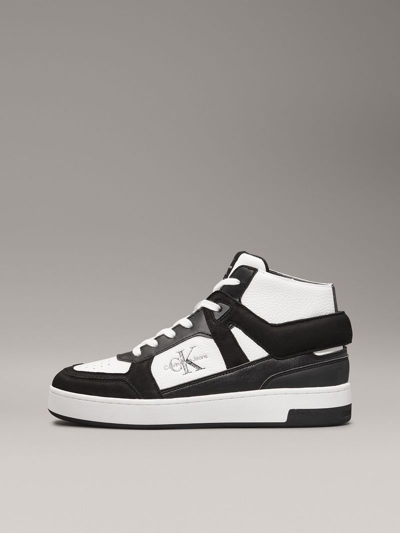 Zapatillas-deportivas-de-caña-media-en-blanco-y-negro-con-logo-de-Calvin-Klein-Jeans-en-el-lateral.