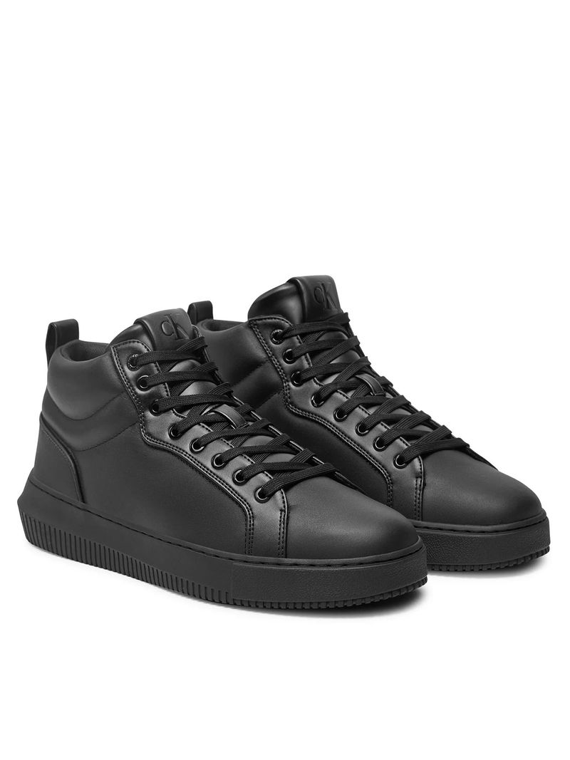 Zapatillas-as-negras-Calvin-Klein-con-diseño-minimalista-y-suela-gruesa.