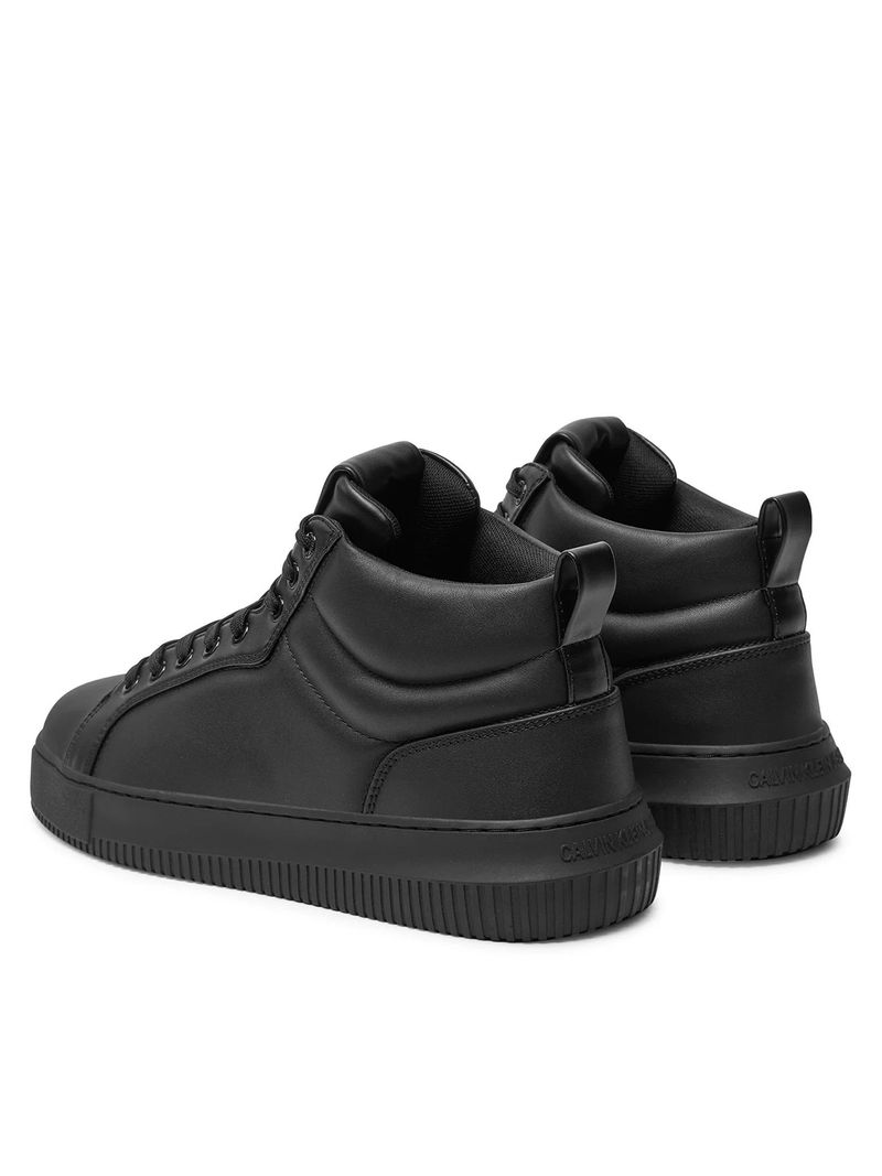 Zapatillas-as-negras-Calvin-Klein-con-diseño-minimalista-y-suela-gruesa.