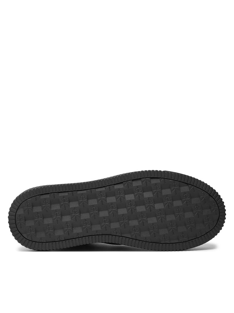 Zapatillas-as-negras-Calvin-Klein-con-diseño-minimalista-y-suela-gruesa.