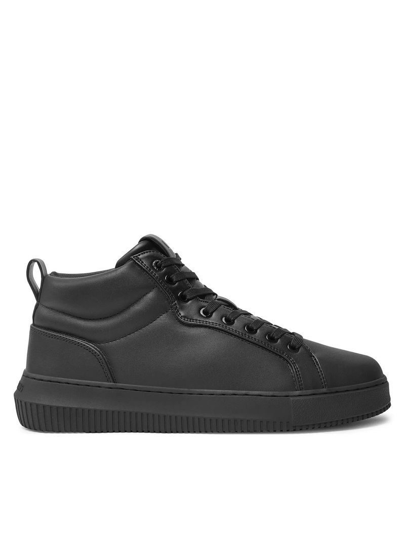Zapatillas-as-negras-Calvin-Klein-con-diseño-minimalista-y-suela-gruesa.