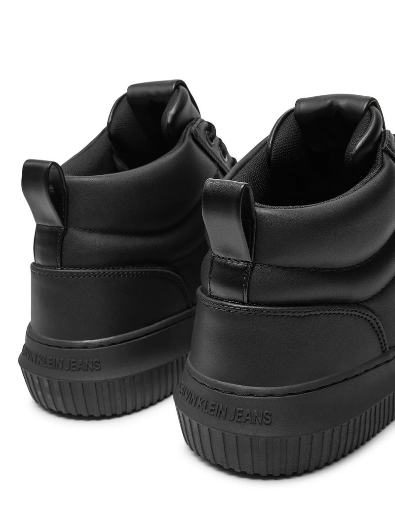 Zapatillas-as-negras-Calvin-Klein-con-diseño-minimalista-y-suela-gruesa.