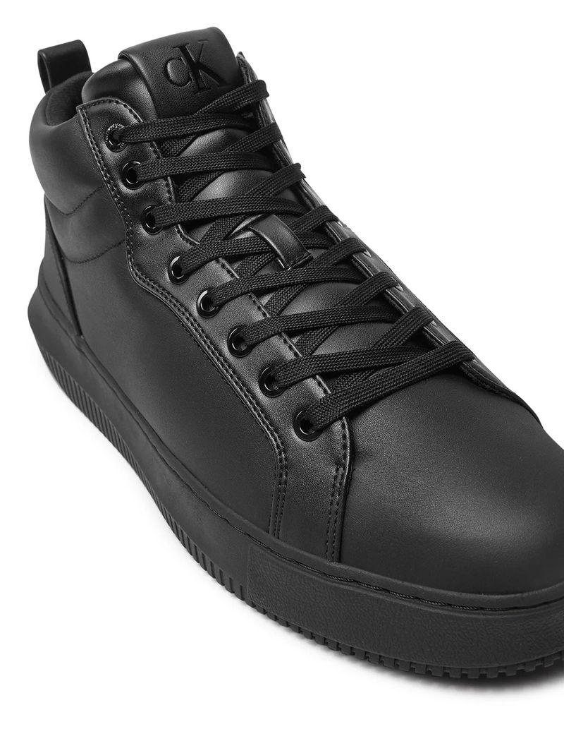 Zapatillas-as-negras-Calvin-Klein-con-diseño-minimalista-y-suela-gruesa.