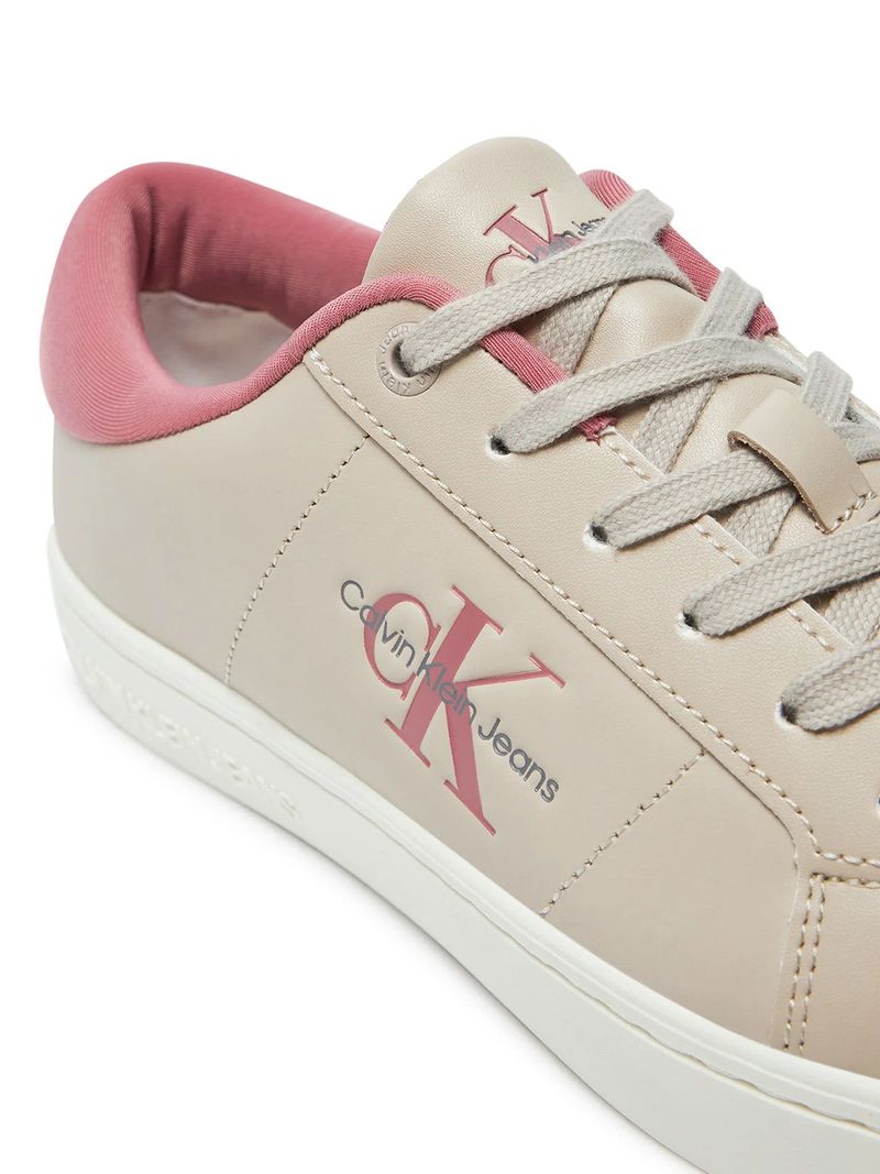 Zapatillas-deportivas-en-color-beige-con-detalles-en-rosa-diseño-clasico-con-logo-CK-Jeans-en-el-lateral.