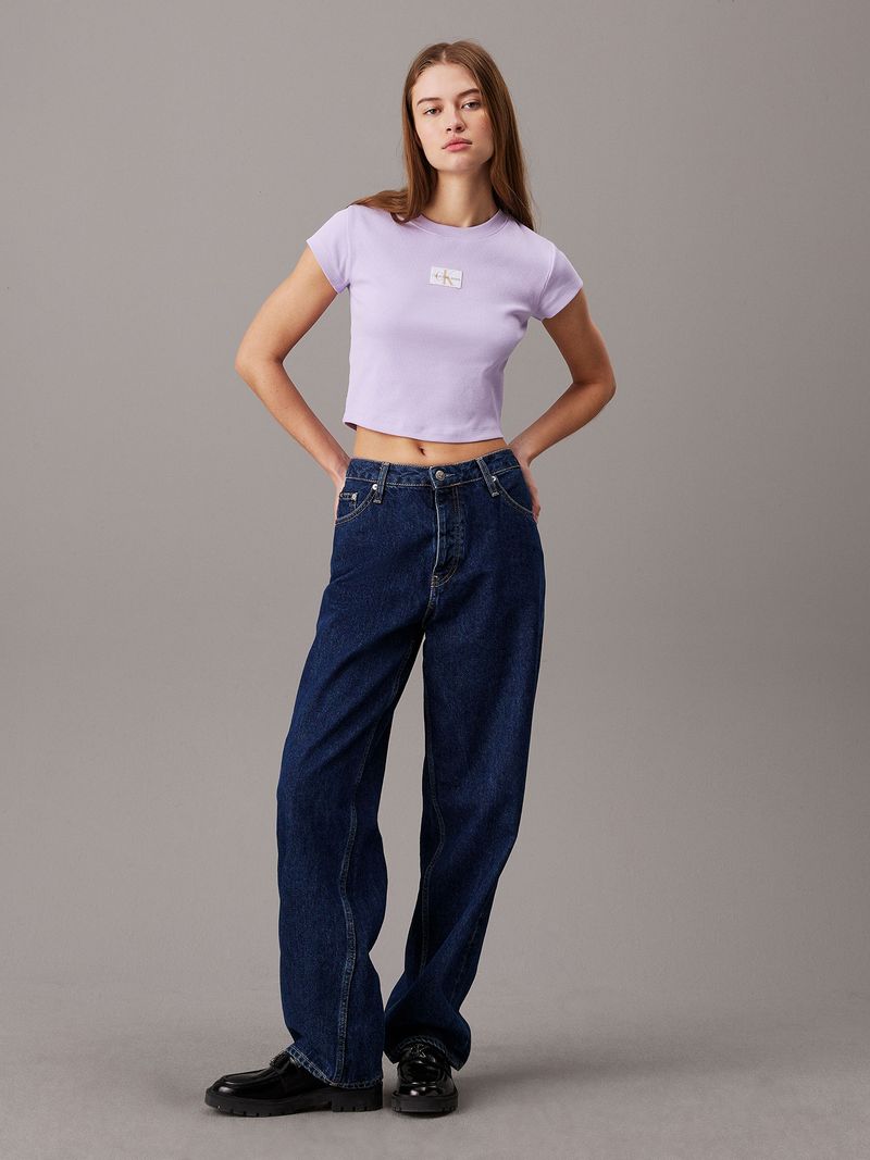 Modelo-con-polera-lila-corta-Calvin-Klein-y-pantalones-de-mezclilla