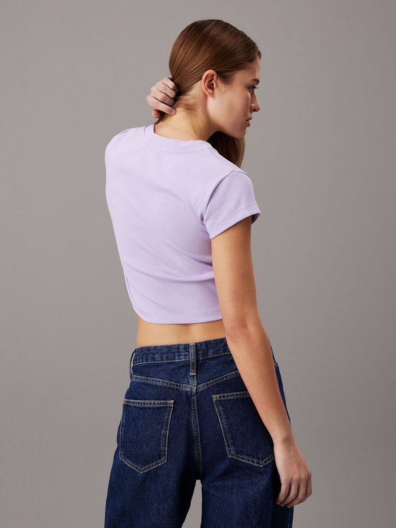 Modelo-con-polera-lila-corta-Calvin-Klein-y-pantalones-de-mezclilla