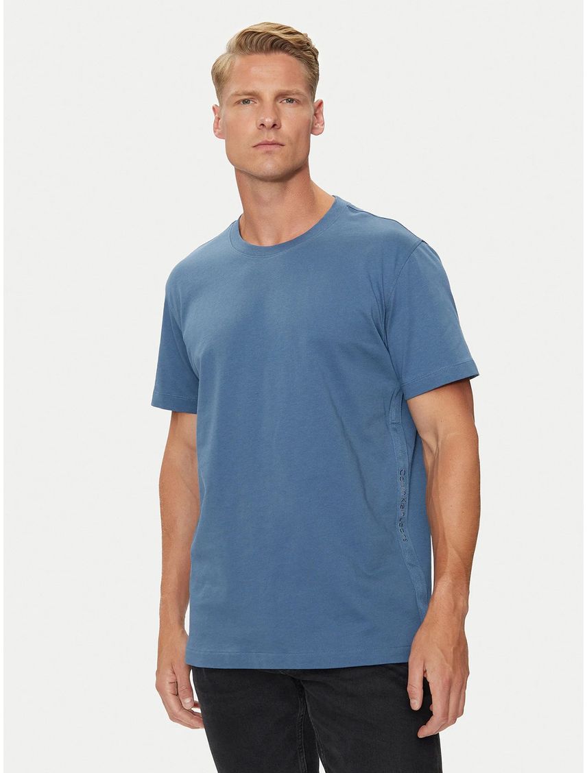 Polera con logo en la cinta