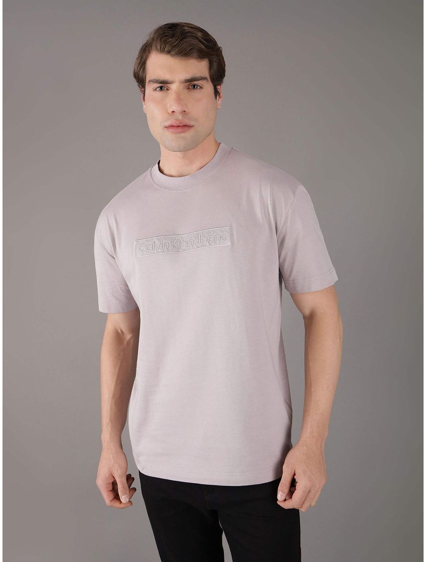 Polera con logo bordado en caja
