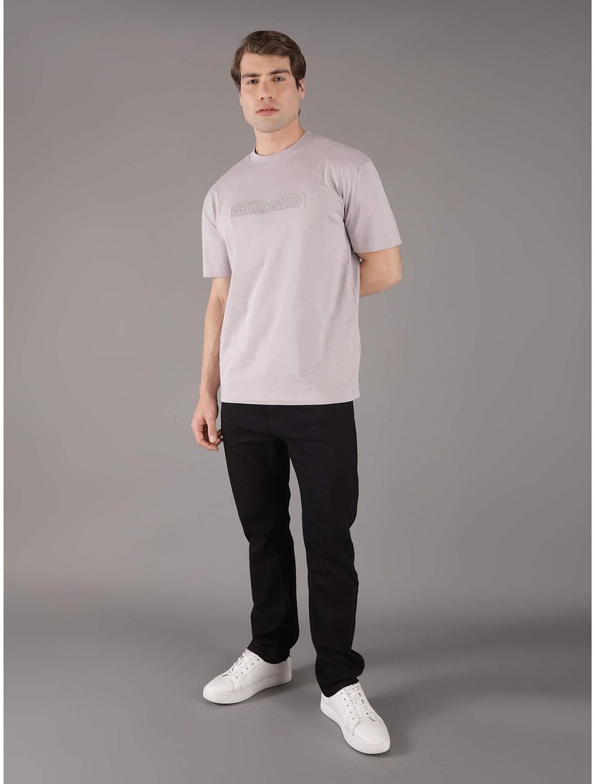 Polera con logo bordado en caja