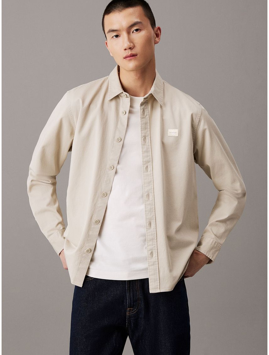 Camisa con etiqueta tejida
