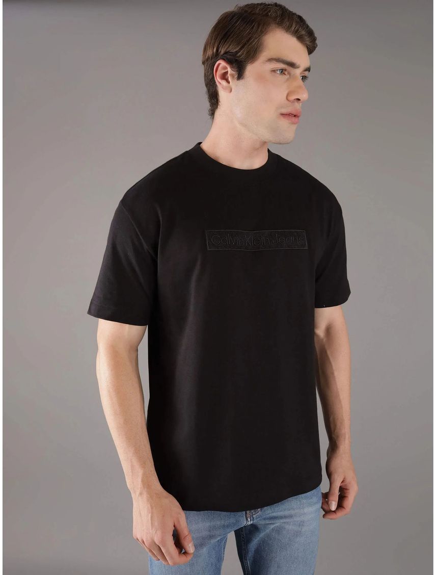 Polera con logo bordado en caja