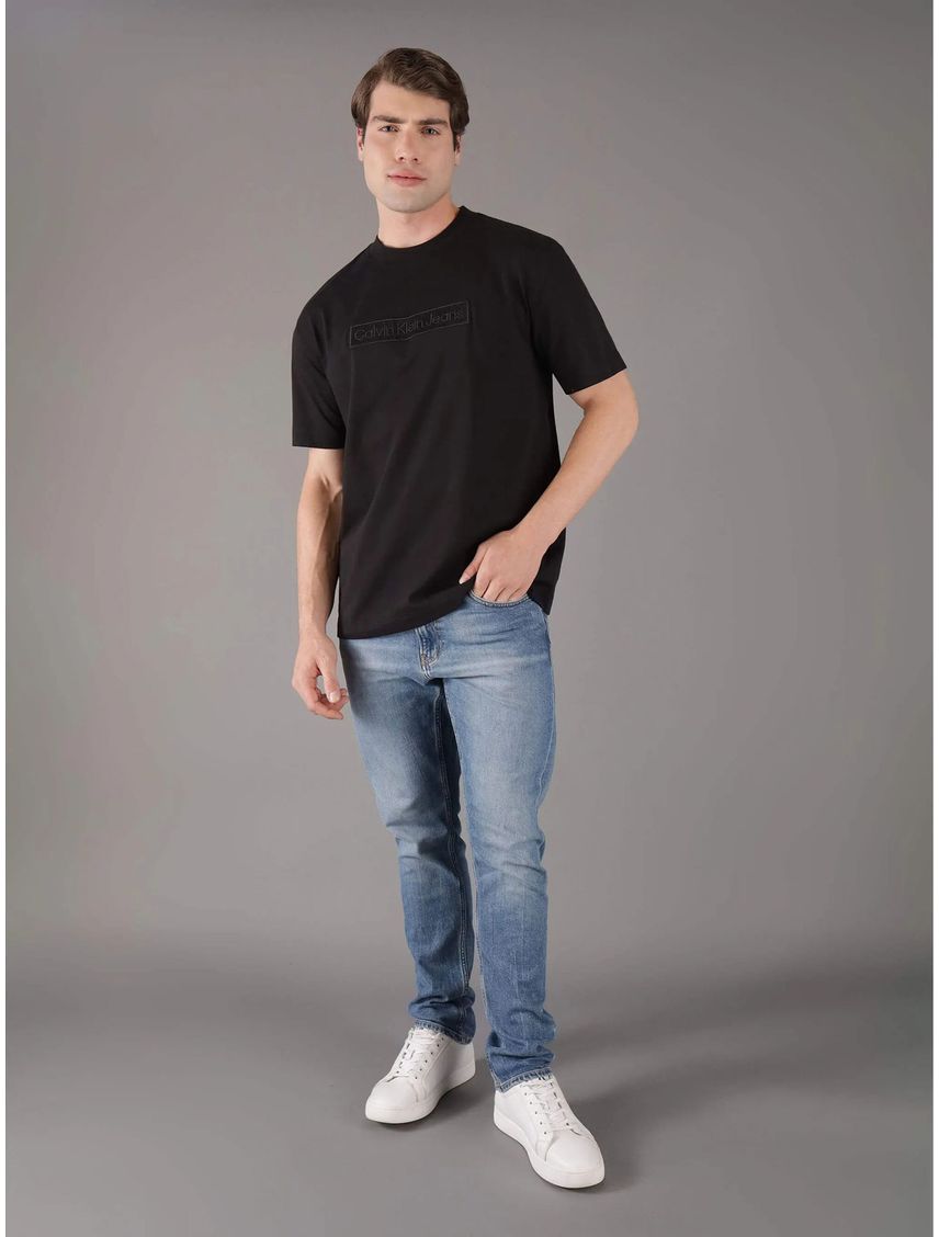 Polera con logo bordado en caja