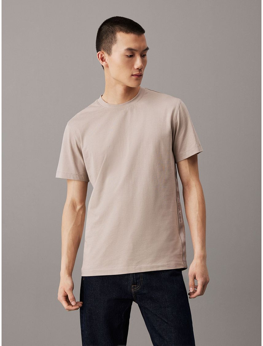 Polera con logo en la cinta