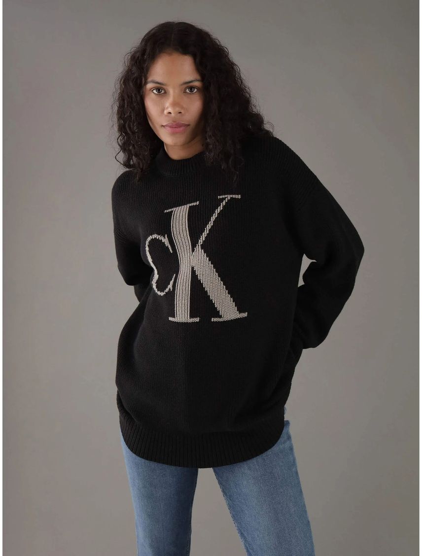 Sweater con cuello alto y monograma en contraste