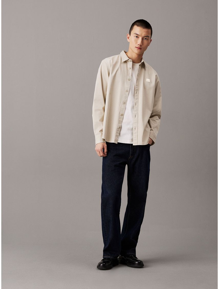 Camisa con etiqueta tejida