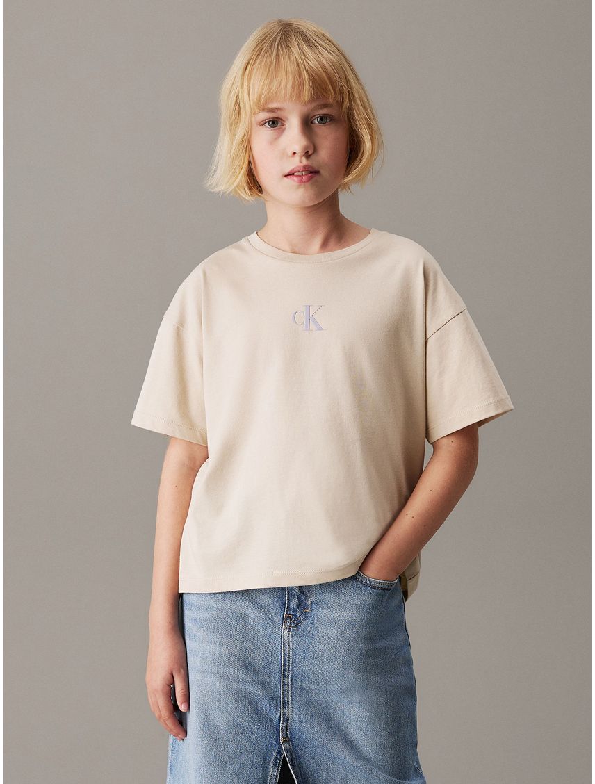 Polera Niña De Corte Boxy Con Logo De Monograma Estampado