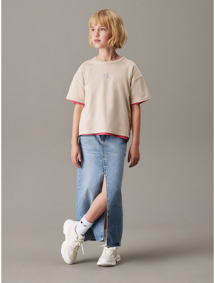 Polera Niña De Corte Boxy Con Logo De Monograma Estampado
