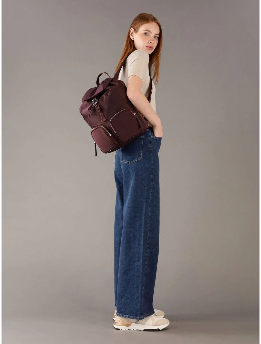 Mochila Con Solapa De Satén Y Nailon