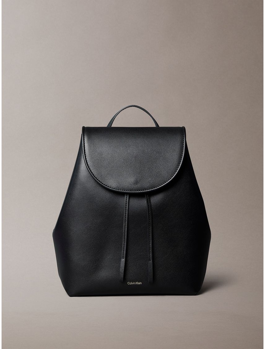 Mochila Con Solapa Y Cierre Con Cordón