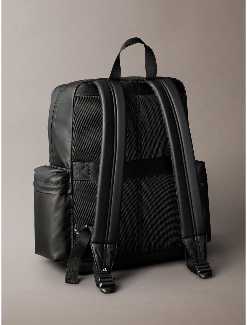 Mochila con Bolsillos Utilitarios