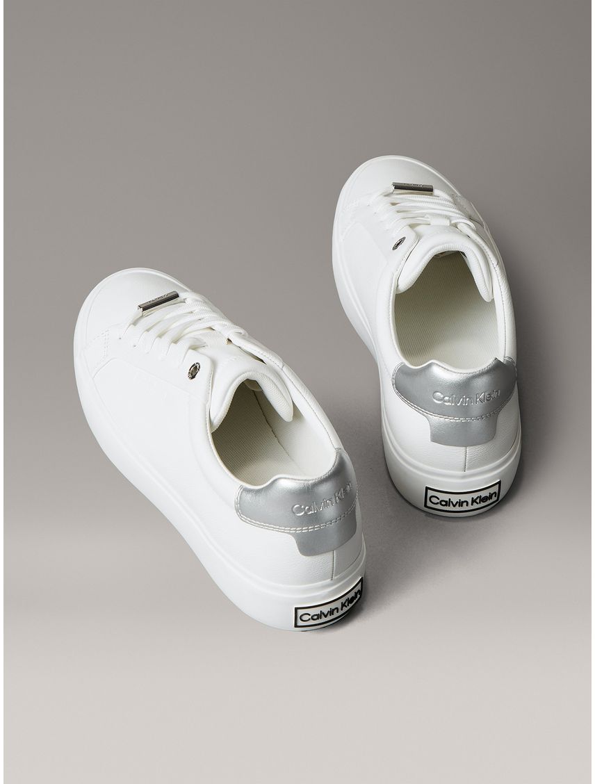 Zapatillas en Cuero con Detalles Metálicos