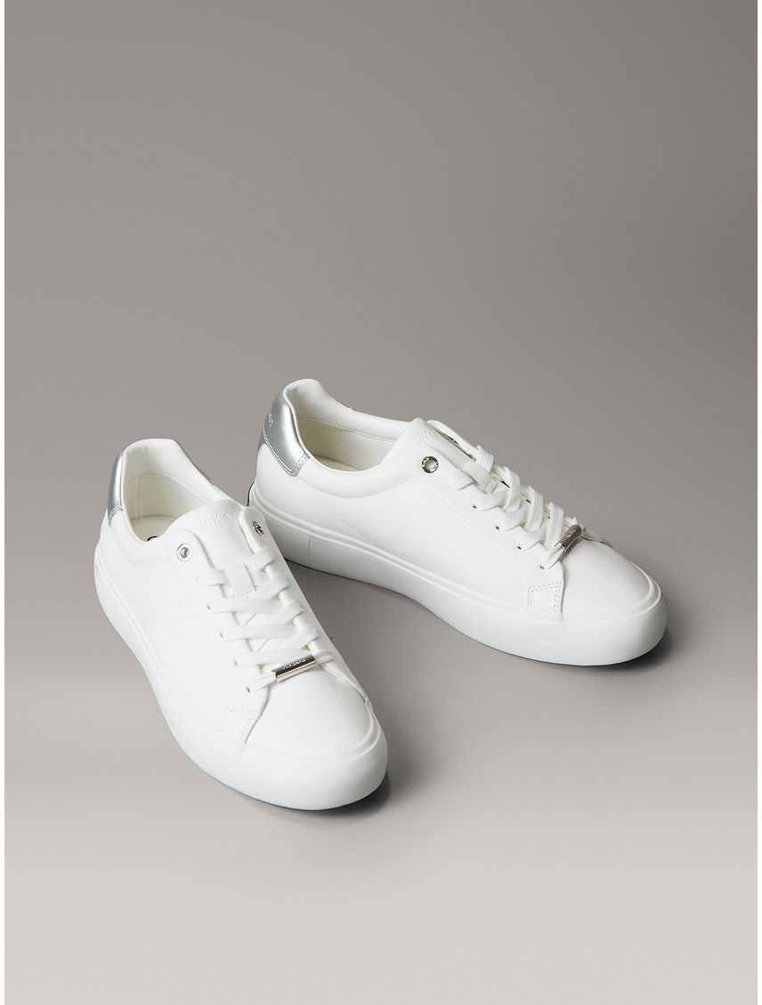 Zapatillas en Cuero con Detalles Metálicos