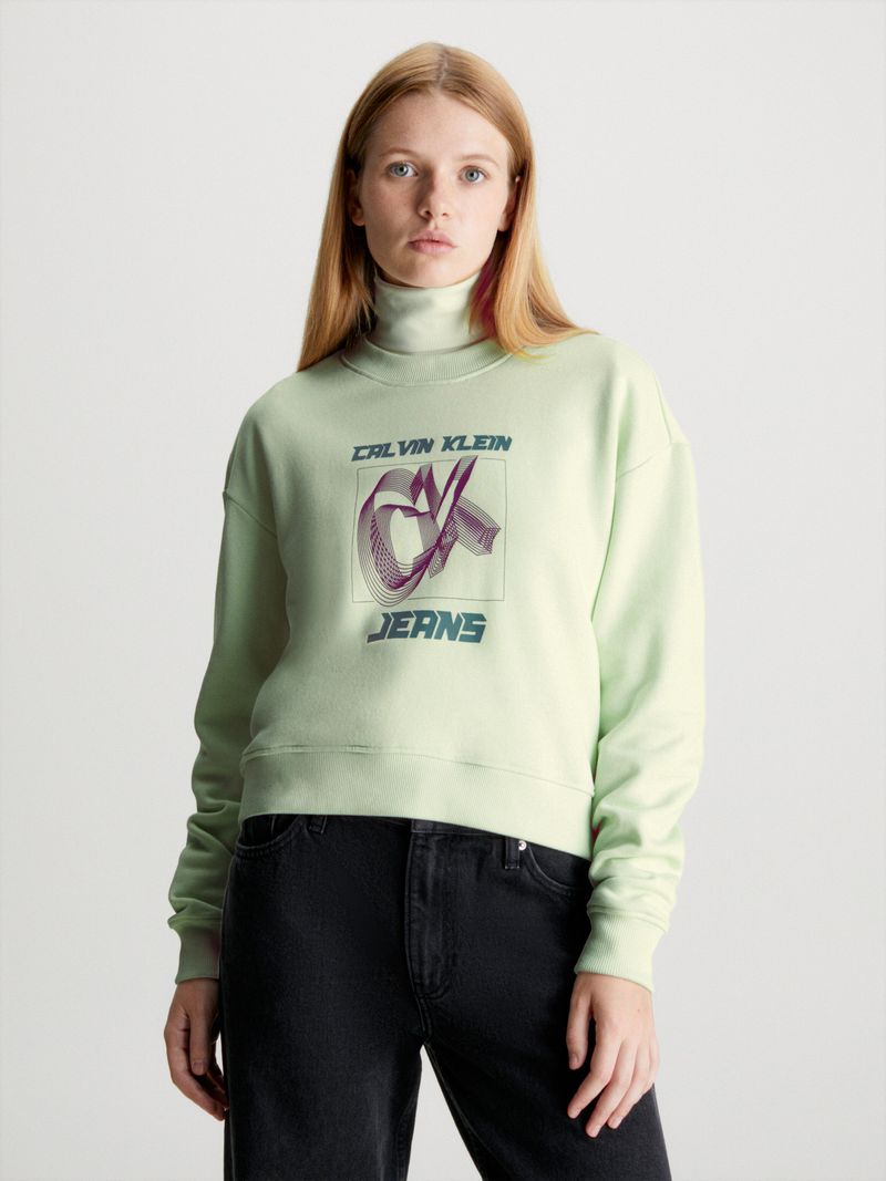 Modelo-luciendo-poleron-cuello-alto-verde-claro-Calvin-Klein-con-diseño-frontal