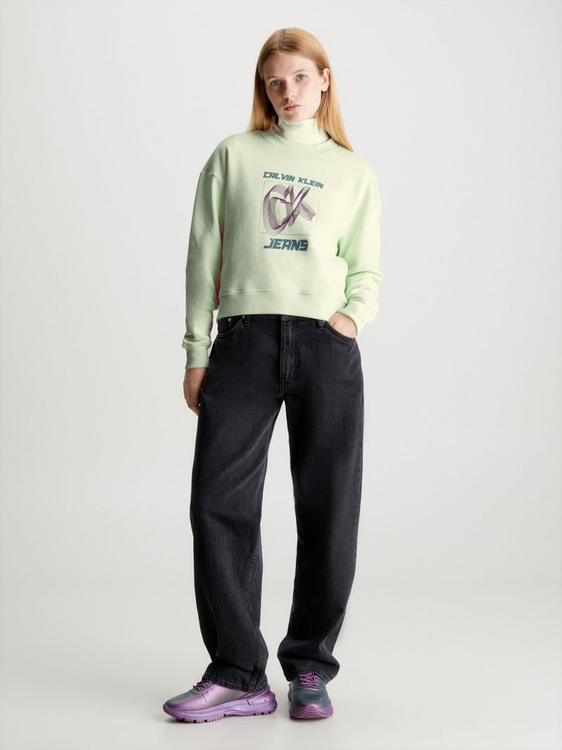 Modelo-luciendo-poleron-cuello-alto-verde-claro-Calvin-Klein-con-diseño-frontal