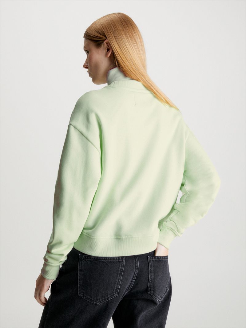 Modelo-luciendo-poleron-cuello-alto-verde-claro-Calvin-Klein-con-diseño-frontal