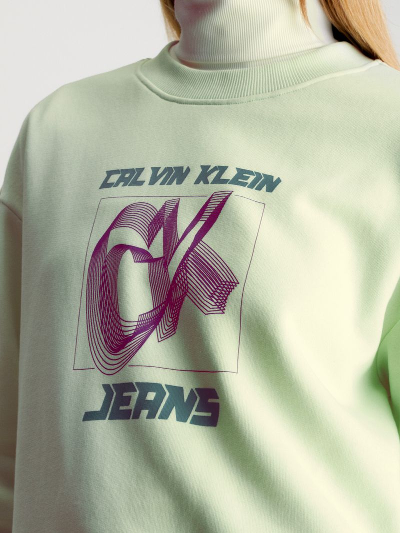 Modelo-luciendo-poleron-cuello-alto-verde-claro-Calvin-Klein-con-diseño-frontal