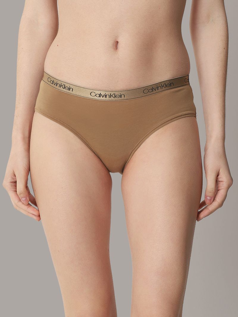 Calzon-tipo-nude-color-cafe-con-pretina-elastica-roja-y-brand-Calvin-Klein