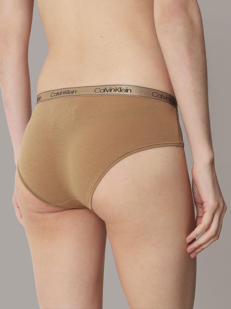 Calzon-tipo-nude-color-cafe-con-pretina-elastica-roja-y-brand-Calvin-Klein