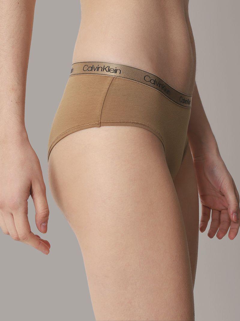 Calzon-tipo-nude-color-cafe-con-pretina-elastica-roja-y-brand-Calvin-Klein