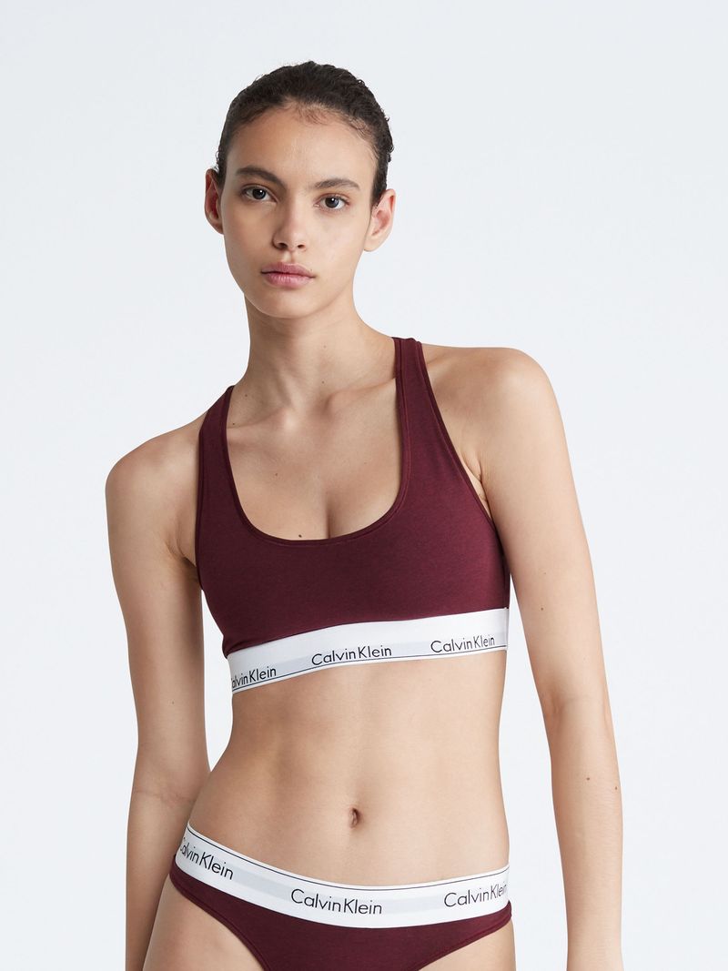 Modelo-con-bralette-y-calzon-color-burdeos-Calvin-Klein-con-pretina-blanca