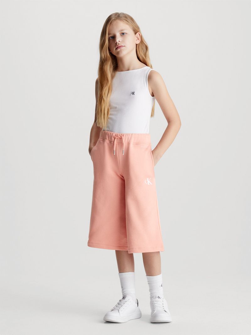 Modelo-con-bermudas-rosadas-Calvin-Klein-y-zapatillas-blancas