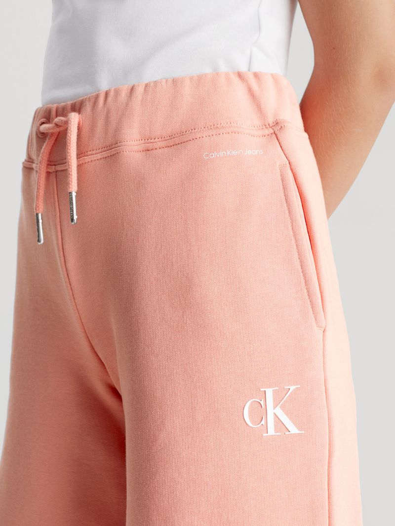 Modelo-con-bermudas-rosadas-Calvin-Klein-y-zapatillas-blancas