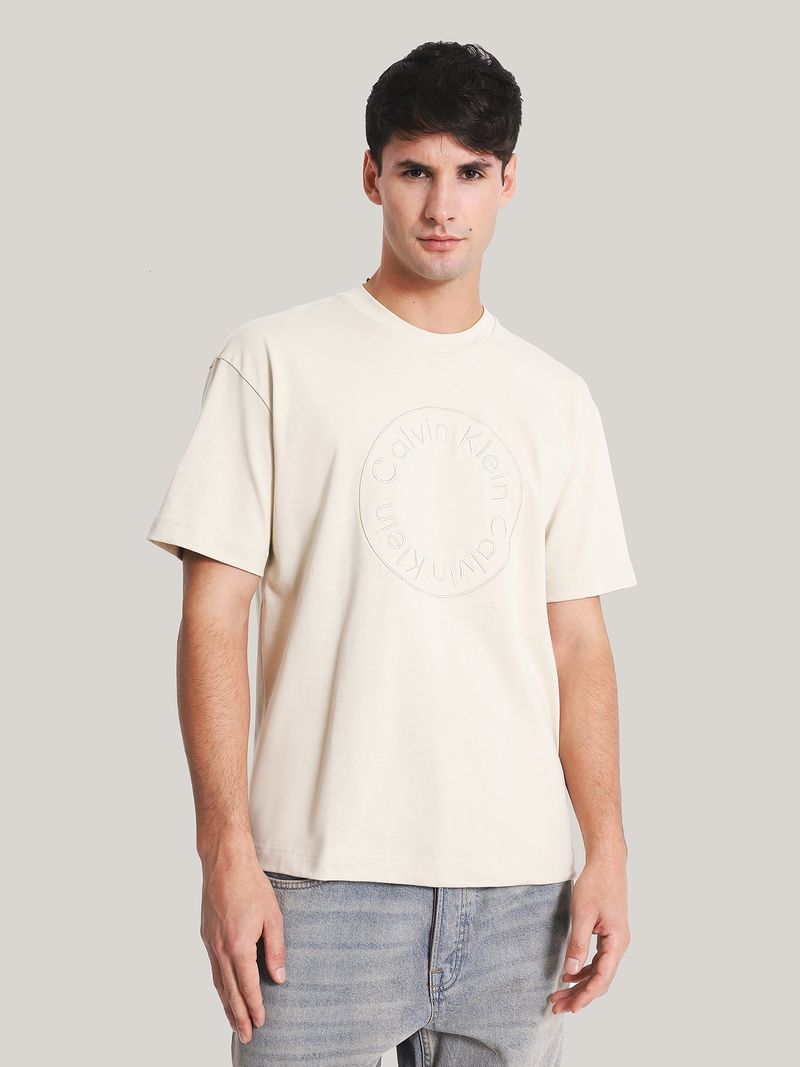 Modelo-con-polera-beige-Calvin-Klein-Jeans-y-jeans-claros