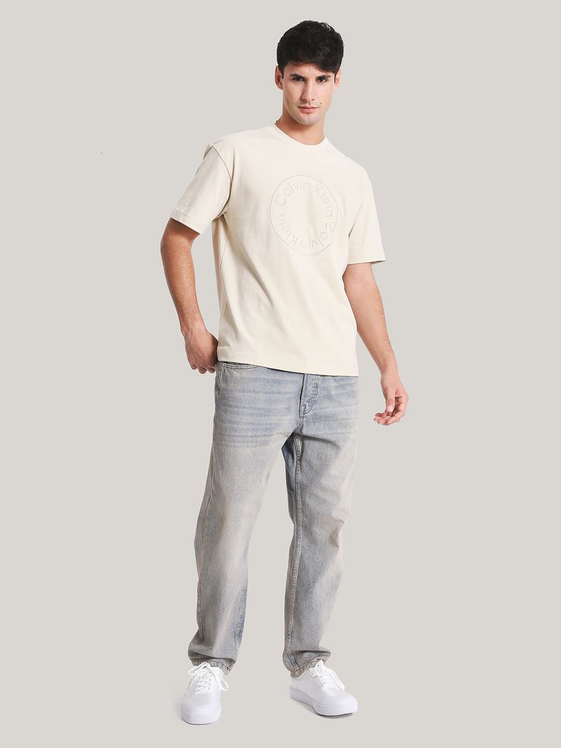 Modelo-con-polera-beige-Calvin-Klein-Jeans-y-jeans-claros
