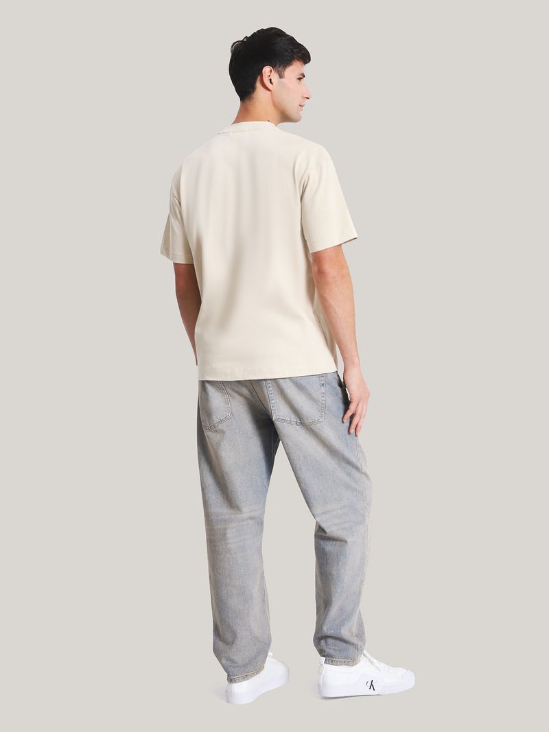 Modelo-con-polera-beige-Calvin-Klein-Jeans-y-jeans-claros