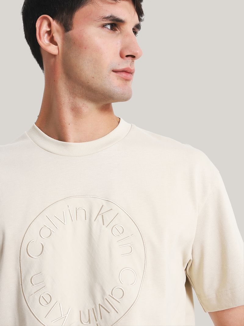 Modelo-con-polera-beige-Calvin-Klein-Jeans-y-jeans-claros