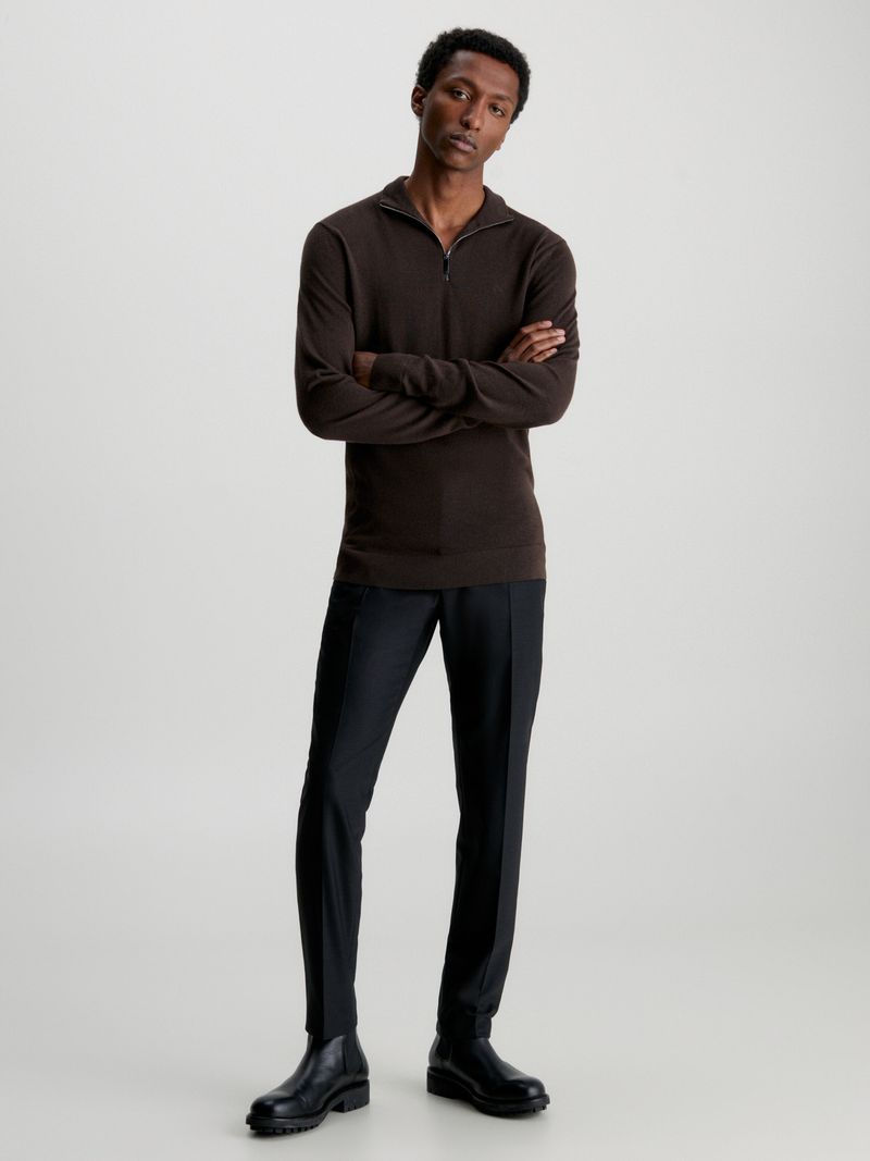 Modelo-con-sweater-cafe-de-cierre-medio-Calvin-Klein-y-pantalones-negros