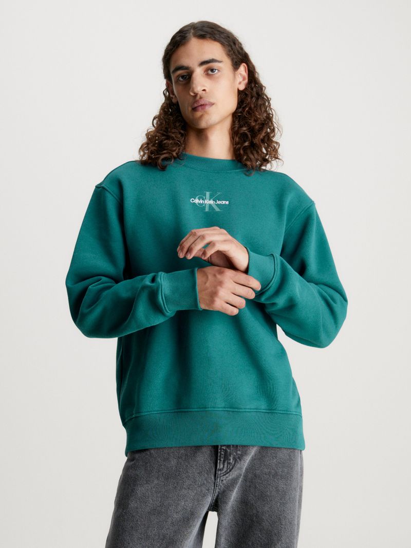 Modelo-con-poleron-verde-Calvin-Klein-y-jeans-grises